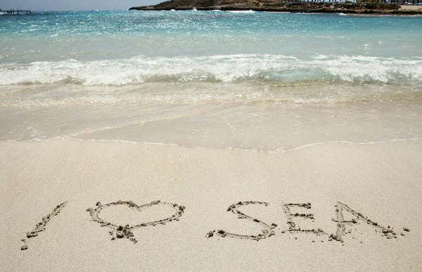 "Denizi seviyorum" kumda — Stok fotoğraf
