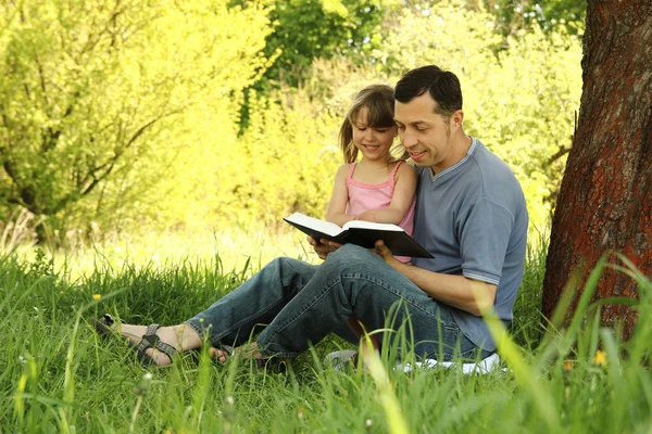 Padre con hija leyendo la Biblia — Foto de Stock