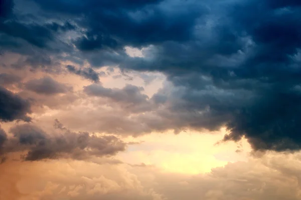 Nubes de cielo sobre fondo — Foto de Stock