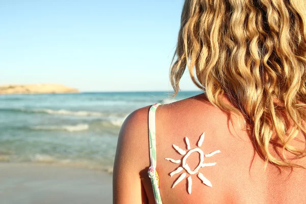 Sun cream on the female back — Stock Photo, Image