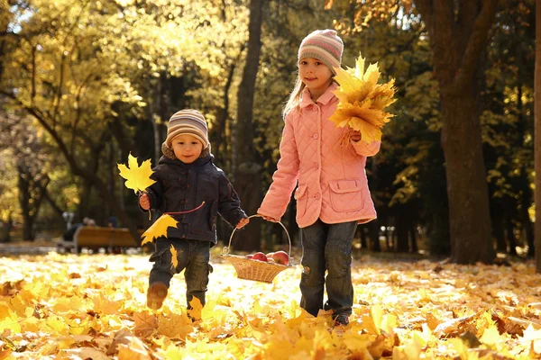 Brother and sister playing outdoors — Stock Photo, Image