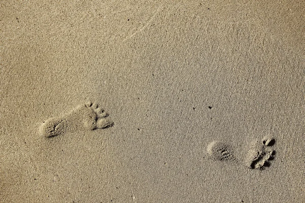 Traces de pieds dans le sable — Photo