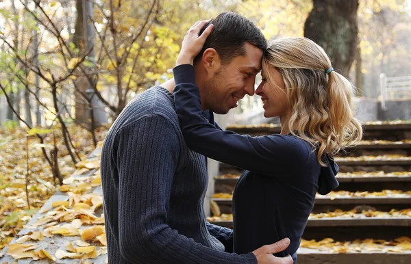 Hermosa pareja joven en el parque de otoño —  Fotos de Stock