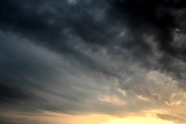 Schöne Wolken am Himmel — Stockfoto