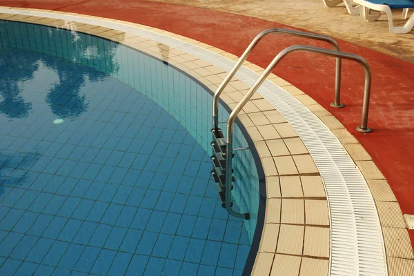 Étapes dans la piscine d'eau bleue — Photo