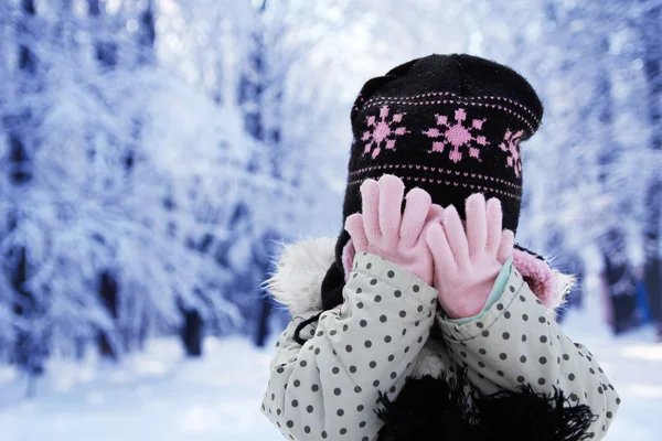 Criança brincando no inverno — Fotografia de Stock