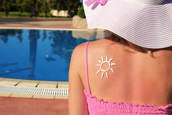 Creme solar nas costas femininas — Fotografia de Stock