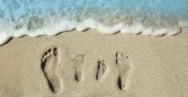 Familie voeten op het zand — Stockfoto