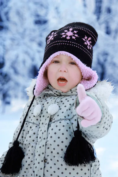 Criança brincando no inverno — Fotografia de Stock