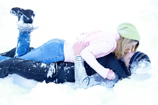 Мужчина и женщина играют в снегу — стоковое фото