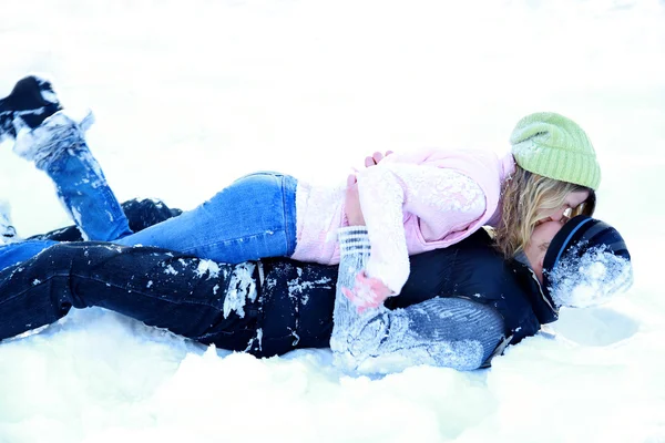 Uomo e donna che giocano nella neve — Foto Stock
