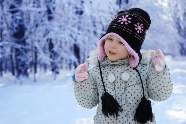 Criança brincando no inverno — Fotografia de Stock