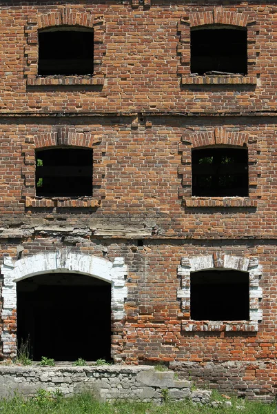 Oude bakstenen muur van een gebouw — Stockfoto