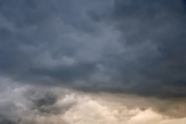 Schöne Wolken am Himmel — Stockfoto