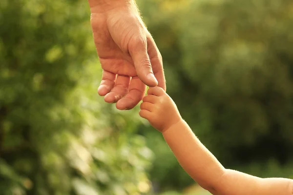 Eltern halten die Hand des Kindes — Stockfoto