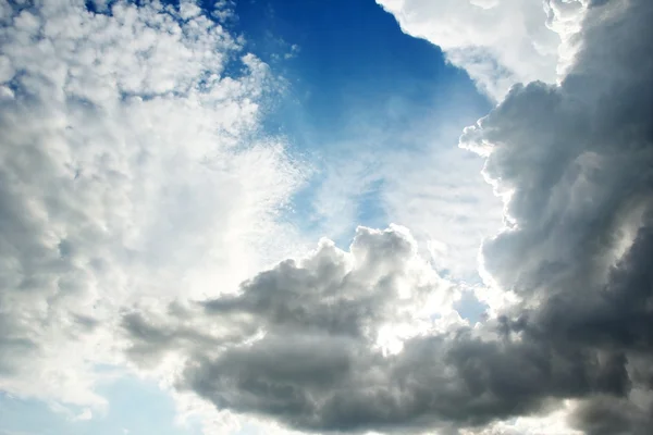 Schöne Wolken am Himmel — Stockfoto