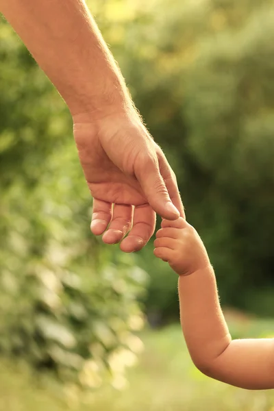 Parent holds the hand of  child — Stock Photo, Image