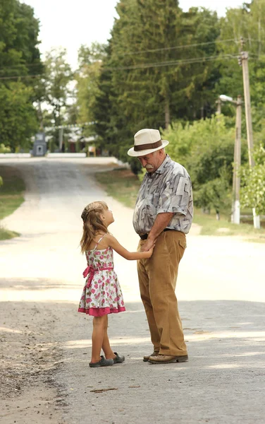 Grand-père avec la petite-fille sur la route — Photo