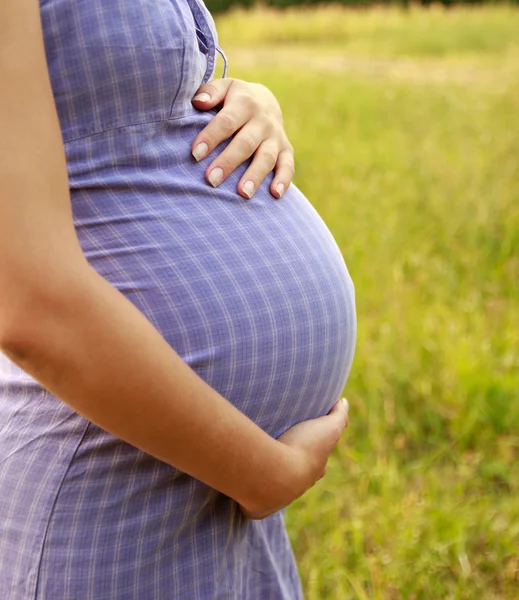 Vientre de la mujer embarazada — Foto de Stock