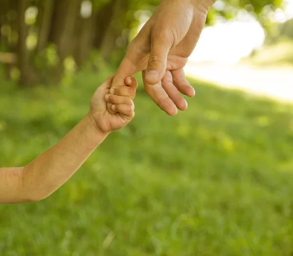 Γονέα που κρατά το χέρι του παιδιού — Φωτογραφία Αρχείου