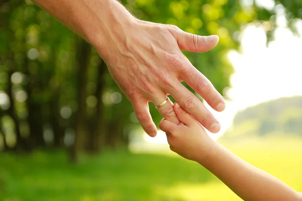Parent holds the hand of  child — Stock Photo, Image