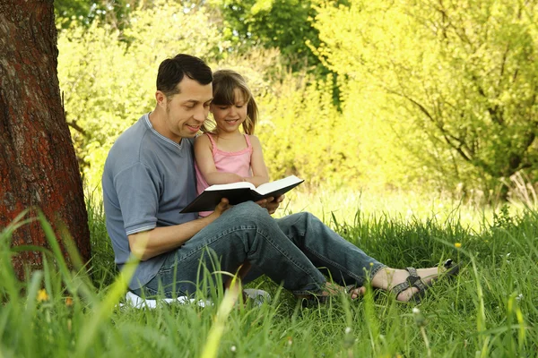 Vater mit Tochter beim Lesen der Bibel — Stockfoto