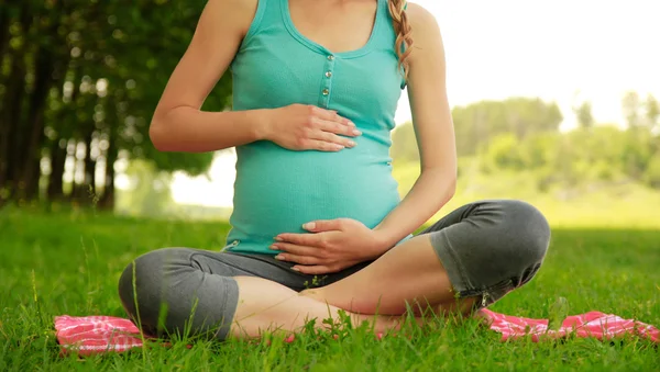 Buik van zwangere vrouw — Stockfoto