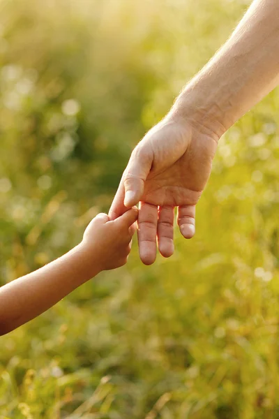 Eltern halten die Hand des Kindes — Stockfoto