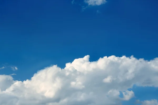 Schöne Wolken am Himmel — Stockfoto