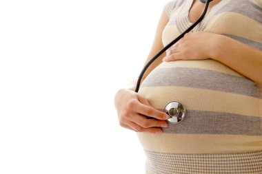 Steteskoplu hamile bir kadın.