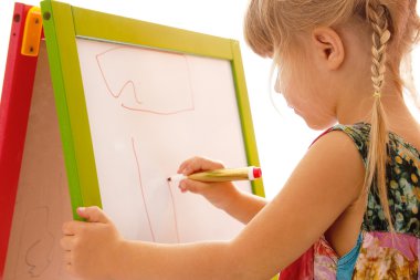 tahtada çizim çocuk