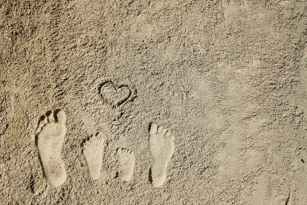 Familie voeten op het zand — Stockfoto