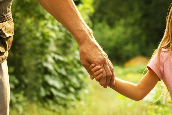 Le parent tient la main de l'enfant — Photo