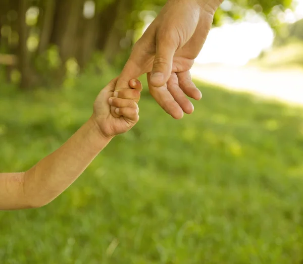 Parent holds the hand of  child — Stock Photo, Image