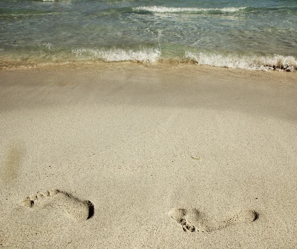 Sporen van voeten in het zand — Stockfoto