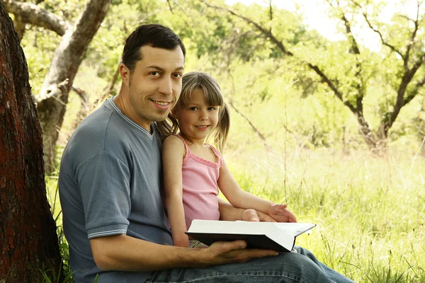 Pai com filha lendo a Bíblia — Fotografia de Stock