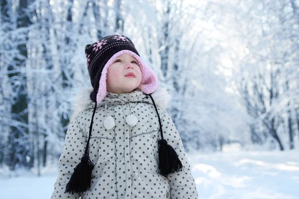 Ребенок играет зимой — стоковое фото