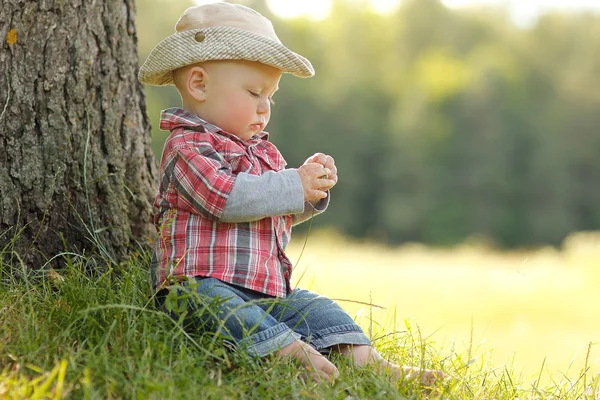 Liten pojke spelar i cowboy — Stockfoto