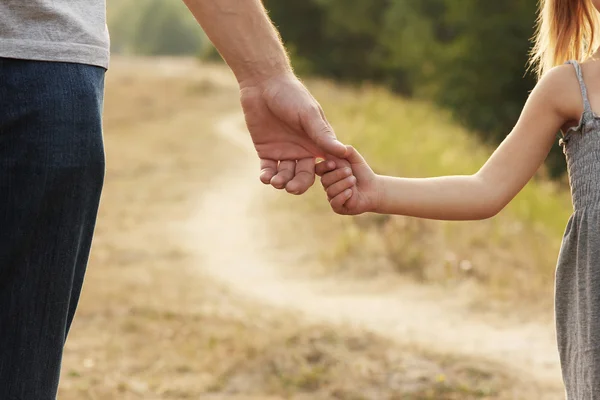 Le parent tient la main de l'enfant — Photo