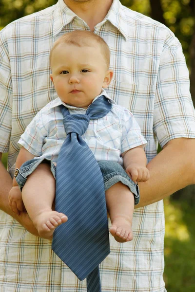 Kleiner Junge mit Vater — Stockfoto