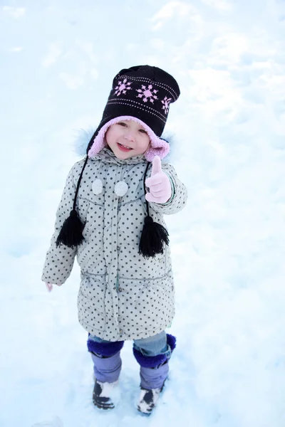 Criança brincando no inverno — Fotografia de Stock