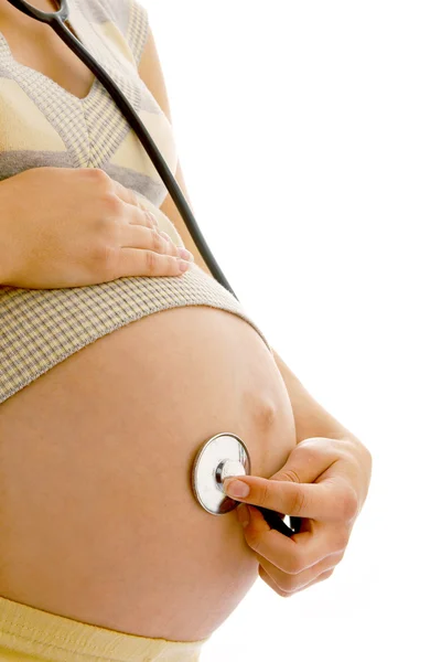 Femme enceinte avec un stéthoscope — Photo