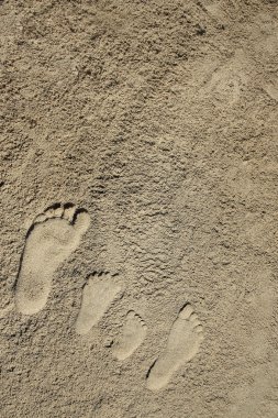 Kumsalda ayak izleri