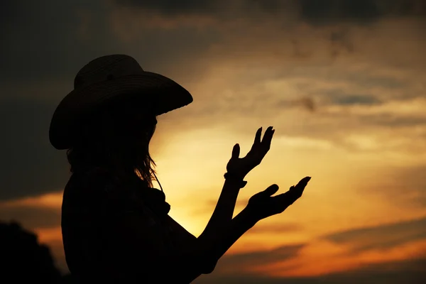 Giovane ragazza in cappello da cowboy — Foto Stock