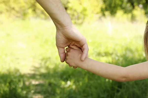 Родитель с рукой ребенка — стоковое фото
