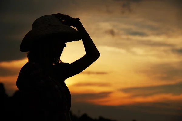Giovane ragazza in cappello da cowboy — Foto Stock
