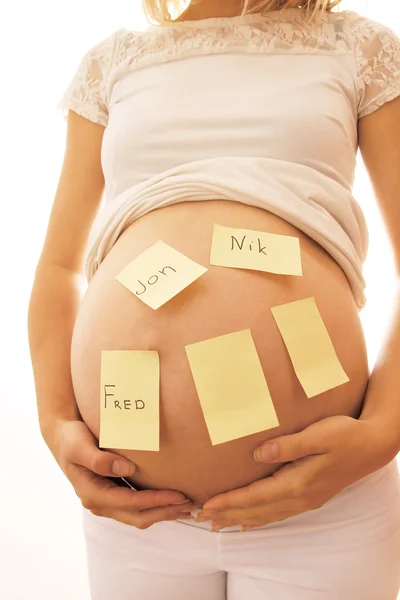 Gravid kvinna med klistermärken — Stockfoto
