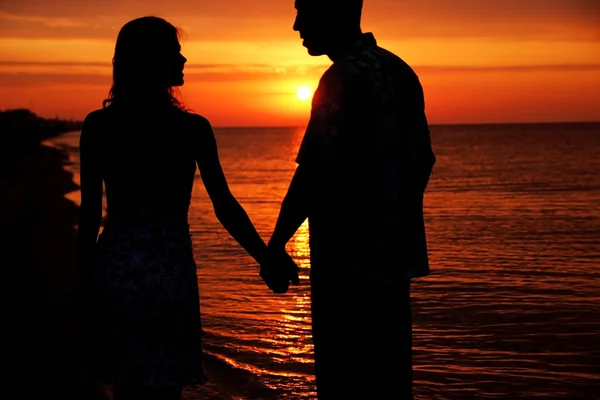 Par förälskade vid solnedgången — Stockfoto
