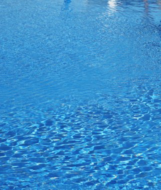 Yüzme havuzunda mavi su