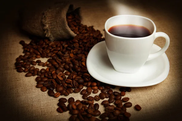 Mug of coffee and beans — Stock Photo, Image